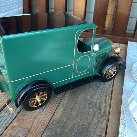 HOBBY LOBBY 2021 vintage tin car //
16”Lx8”Wx8.75”H - Picture 4 of 4
